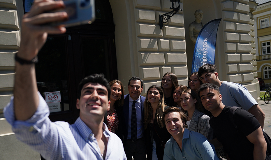 Moreno posa para un 'selfie' junto a los estudiantes en la capital polaca.